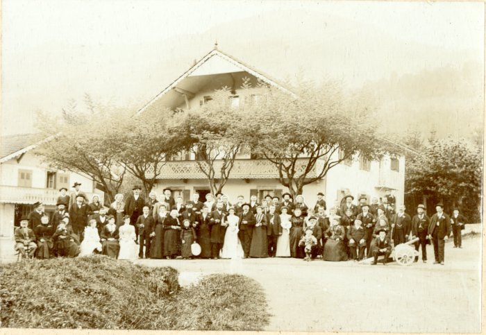 Photo d'un mariage devant les 7 Monts à Samoëns dans les années 1900