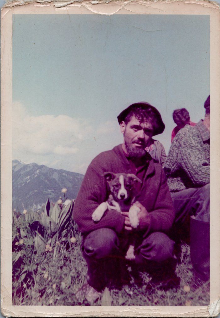 Photo d'André MOCCAND (Tonkin) avec un chiot