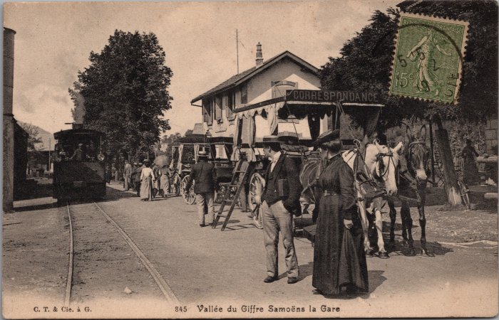 Photo du train arrivant à la gare de Samoëns