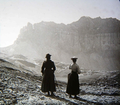 Photo de deux femmes face à la chaine des Fiz