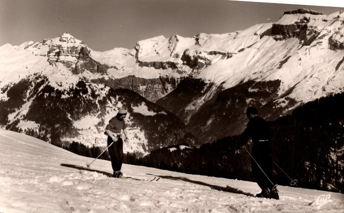 Skieurs devant le Cirque du Fer-à-Cheval - 1960