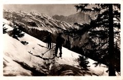 Photo de skieurs allant vers les chalets d’Anterne