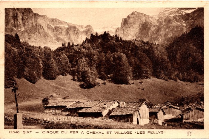 Carte postale du Cirque du Fer-à-Cheval et du village des Pellys