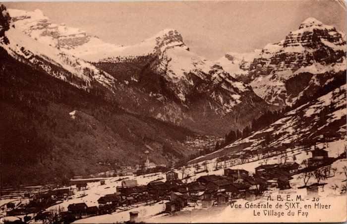 Vue générale de Sixt en hiver, le village du Fay