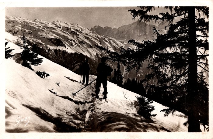 Photo de skieurs allant vers les chalets d’Anterne