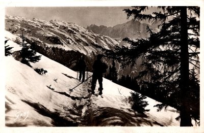 Photo de skieurs allant vers les chalets d’Anterne