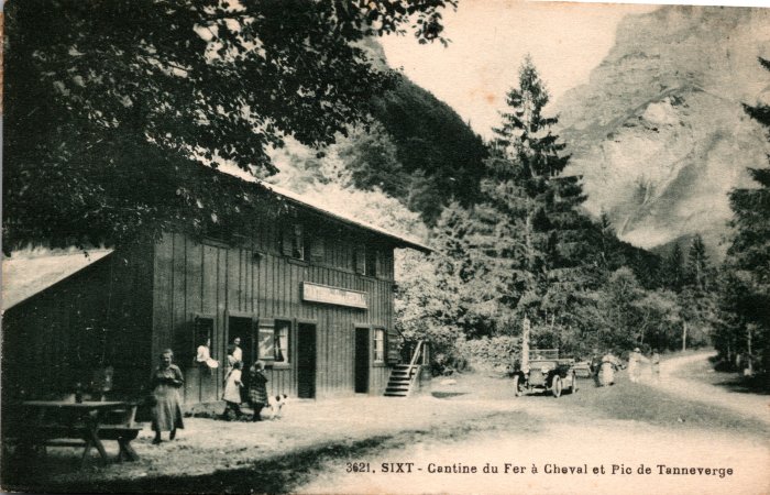 Photo devant la Cantine du Fer à Cheval
