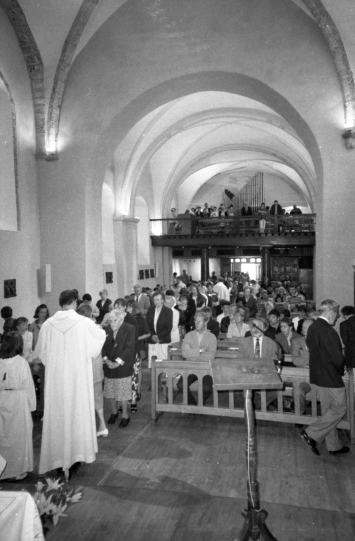 Photos lors d'une communion dans l'église de Sixt
