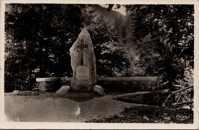 Photo de la stèle érigée en 1938 aux Tines