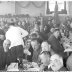Photo des vieilles casquettes lors d'un repas en 1955