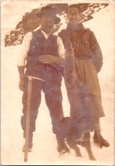Photo de deux alpinistes et une marmotte dans la neige