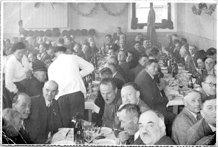 Photo des vieilles casquettes lors d'un repas en 1955