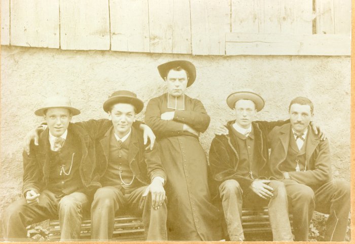 Photo d'un abbé entouré de 4 jeunes hommes