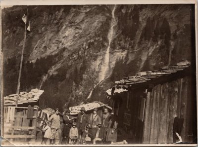 Photo de la Cantine des Fonds avec un groupe de personnes