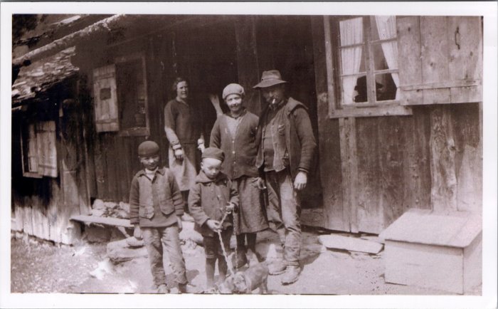 Photo devant la Cantine des Fonds