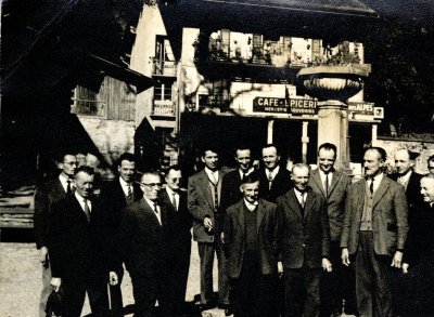 Photo d'un groupe d'homme devant le café - épicerie à Sixt