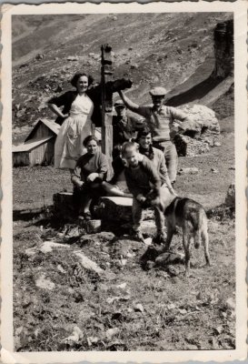 Photo de groupe devant la croix des "Moré" à Commune - 1956