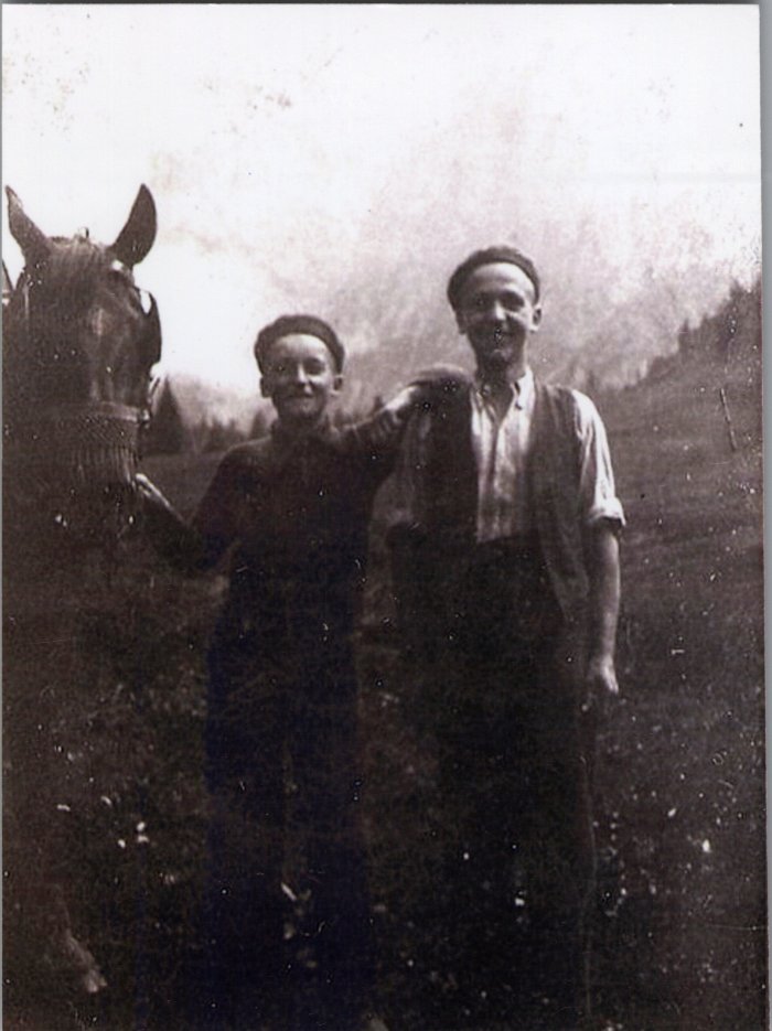 Photo de Joseph et Noel MOGENIER avec le cheval aux Fonts - 1938