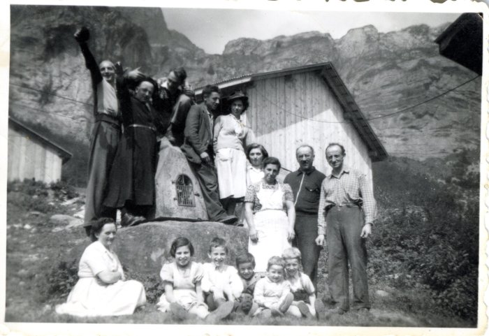 Photo de groupe devant l'oratoire du Boret avec Mr le curé