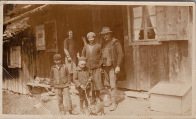 Famille MOGENIER devant la Cantine des Fonts - 1950
