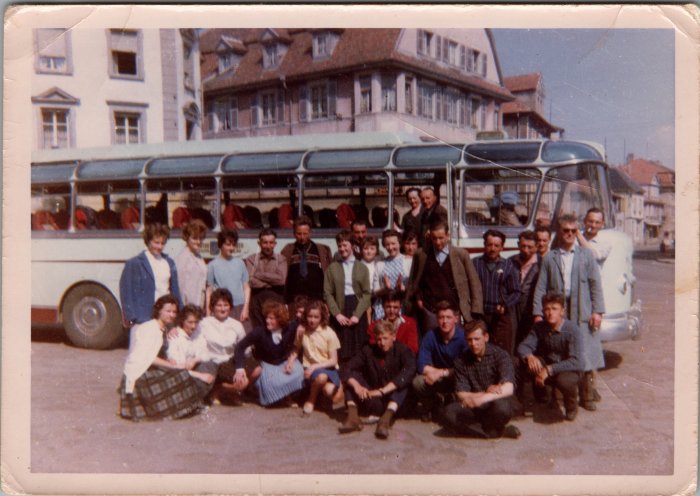 Photo de groupe de la chorale paroissiale en Alsace - avril 1962