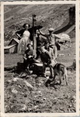 Photo de groupe devant la croix des "Moré" à Commune - 1956