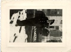 Lino POGGIA devant le monument aux morts