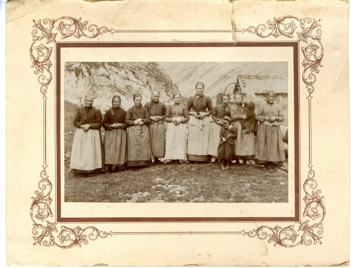Bergères à l'alpage de Salvadon dans les années 1910