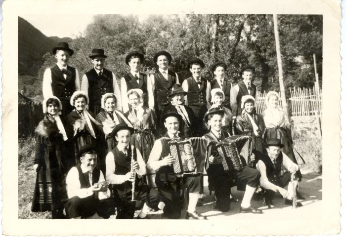 Photo de groupe du Folklore à Viuz -1958